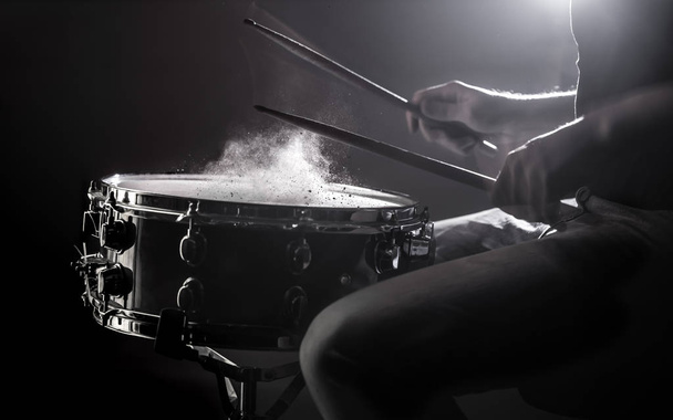 homem tocando o tambor snare em um belo fundo colorido, o conceito de instrumentos musicais
 - Foto, Imagem