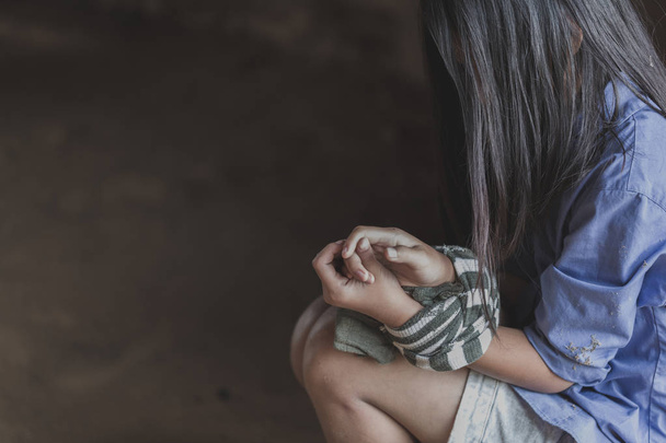 A lányt megkötözték egy ronggyal, a "Stop Child Violence and Trafficking" -el. Fejezd be a gyermekek elleni erőszakot, a gyermeki kötöttség elmosódott szögben, az emberi jogok napja koncepció. - Fotó, kép
