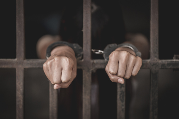 На рабыню надели наручники и держали в клетке. Заключенные, Женщины-заключенные, Жестокое обращение с женщинами, Концепция торговли людьми, Международный женский день. - Фото, изображение