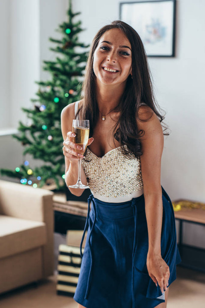 Nový rok. Mladá žena se sklenkou šampaňského. Oslava a usmívá se. Vánoční. - Fotografie, Obrázek