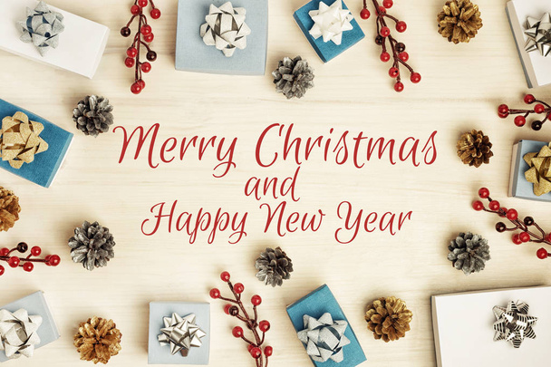 Χριστουγεννιάτικη σύνθεση του ελάτου, κουτιά δώρων και κόκκινα μούρα - Φωτογραφία, εικόνα