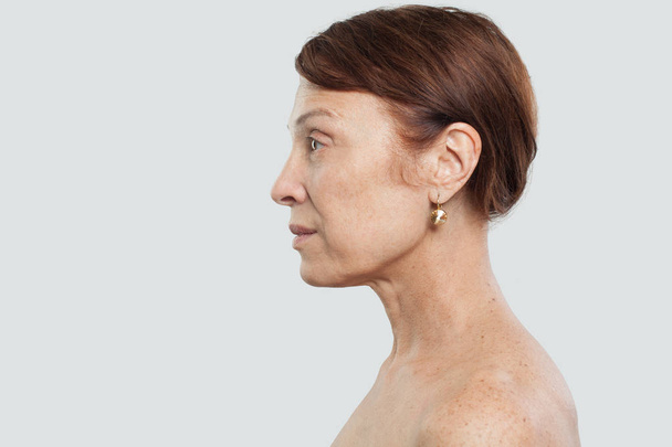 Porträt einer reifen Frau. Gesichtsbehandlung, Kosmetologie und ästhetisches Medizinkonzept - Foto, Bild