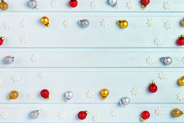 Weihnachtsrahmen aus silbernen, goldenen und roten Weihnachtskugeln und dekorativen Schneeflocken - Foto, Bild