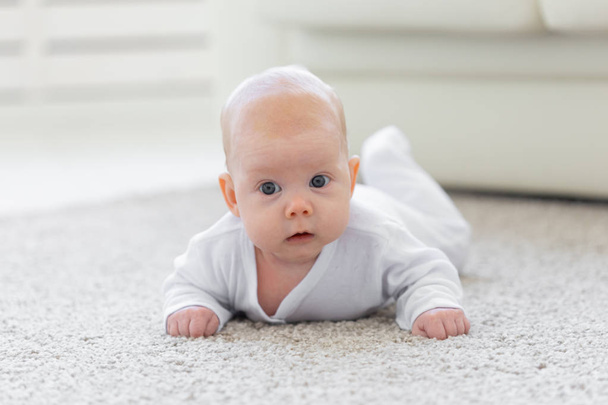 Baby, dětství, lidé koncept - portrét procházení dítěte na podlaze - Fotografie, Obrázek