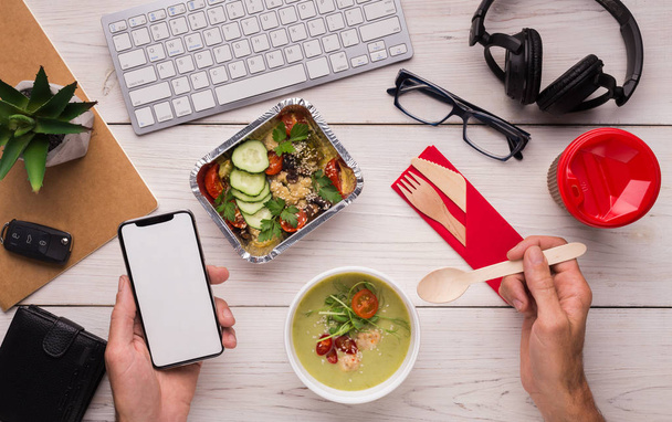 Υγιές επιχειρηματικό γεύμα στο χώρο εργασίας, το top view - Φωτογραφία, εικόνα