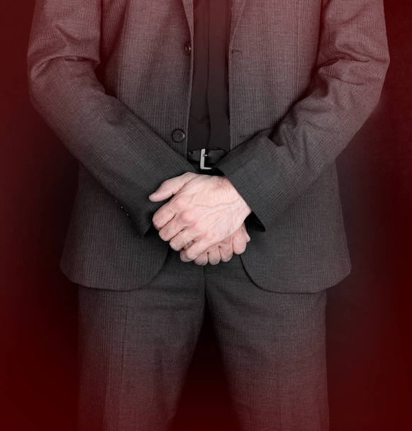 Üzletember álló kézzel hajtogatott - szürke öltöny - Fotó, kép