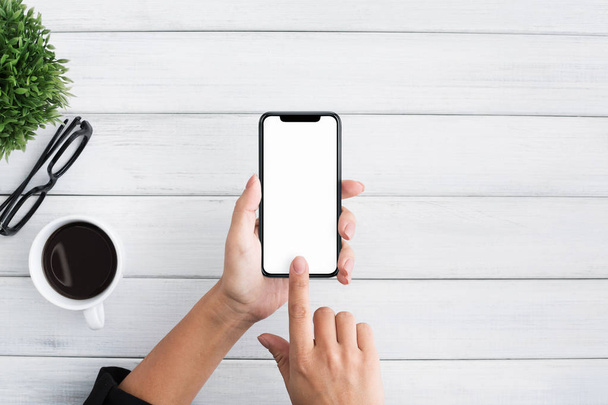 Рука со смартфона на белом деревянном фоне
 - Фото, изображение