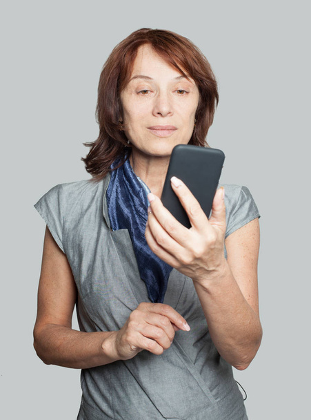 Smartphone kullanarak ve sohbet Olgun kadın - Fotoğraf, Görsel