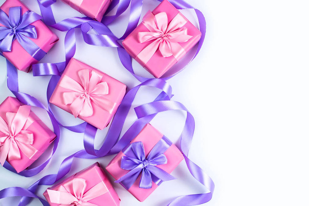 Ένα σύνολο των δώρων για νεογέννητα ροζ χρώμα σε άσπρο φόντο. Η κάτοψη του επίπεδη lay. Αντιγράψτε οριζόντια χώρο. Επιλεκτική εστίαση - Φωτογραφία, εικόνα