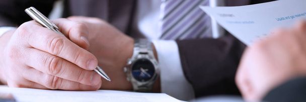 Мужская рука в костюме и галстук заполнить форму клип
 - Фото, изображение