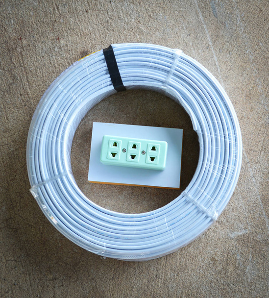 rouleau de fil de blanc pour l'électricité et fiche de sortie pour électricien / couvercle en plastique blanc sur fil
  - Photo, image
