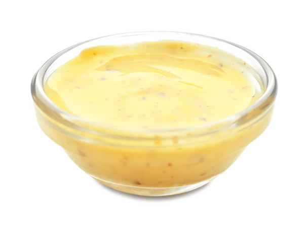 leckere gelbe Sauce in Schüssel auf weißem Hintergrund - Foto, Bild