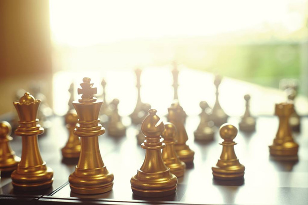 Jogo de tabuleiro de xadrez, encontrar situação séria, conceito competitivo de negócios, espaço de cópia
 - Foto, Imagem
