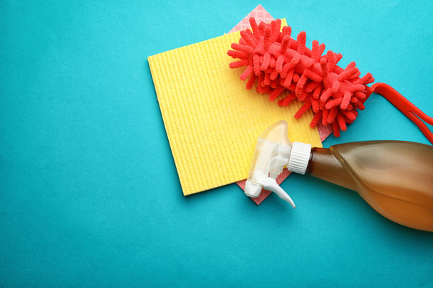 Flat lay composition with cleaning supplies on color background - Foto, Bild