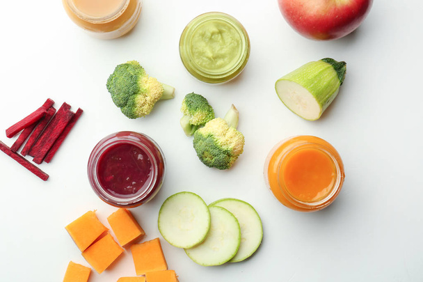 Composición plana con alimentos saludables para bebés e ingredientes sobre fondo blanco - Foto, imagen