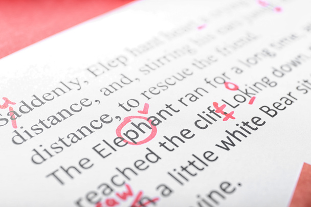 Лист бумаги с исправленными ошибками в тексте, крупным планом
 - Фото, изображение