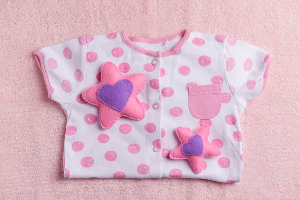 Bebek Giyim ve oyuncak renk havlu, üstten görünüm - Fotoğraf, Görsel