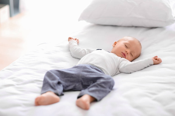 Cute little boy sleeping in bed - Zdjęcie, obraz