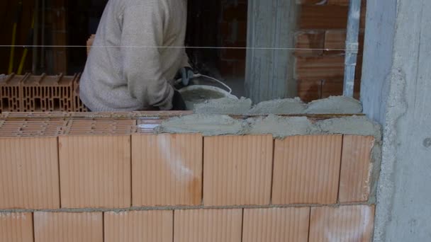 Mãos do construtor Coloque uma argamassa de cimento. Mão faz a alvenaria de tijolo
. - Filmagem, Vídeo
