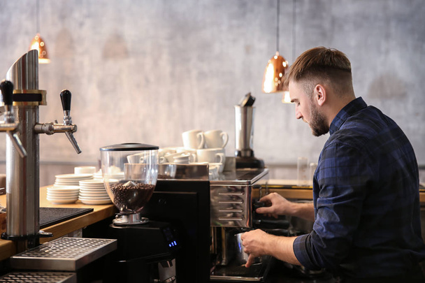 Barista bereitet frischen aromatischen Kaffee im Café zu - Foto, Bild