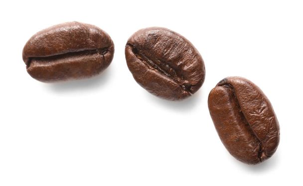 granos de café tostados sobre fondo blanco - Foto, Imagen