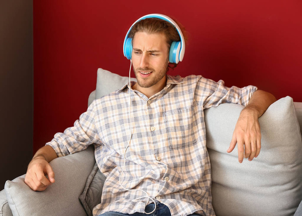 Молодий чоловік слухає музику вдома
 - Фото, зображення