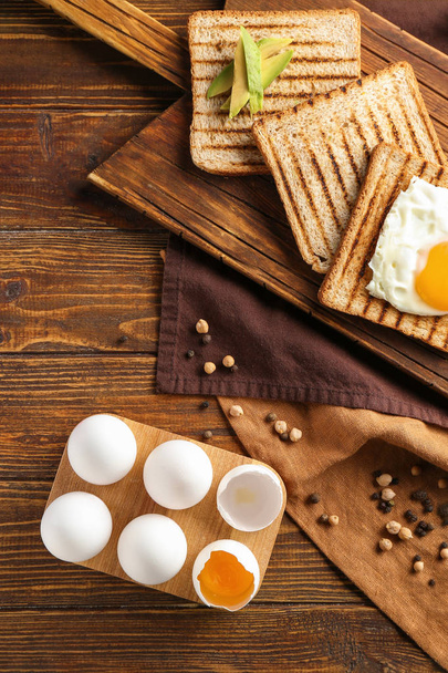 Sabrosos huevos blancos con tostadas en mesa de madera
 - Foto, Imagen