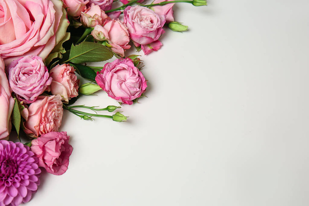 Piękne różowe kwiaty na białym tle - Zdjęcie, obraz