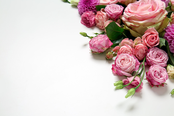 Schöne rosa Blumen auf weißem Hintergrund - Foto, Bild
