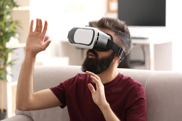 Мужчина в очках виртуальной реальности дома
 - Фото, изображение