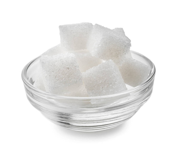 Ciotola con cubetti di zucchero raffinati su fondo bianco
 - Foto, immagini