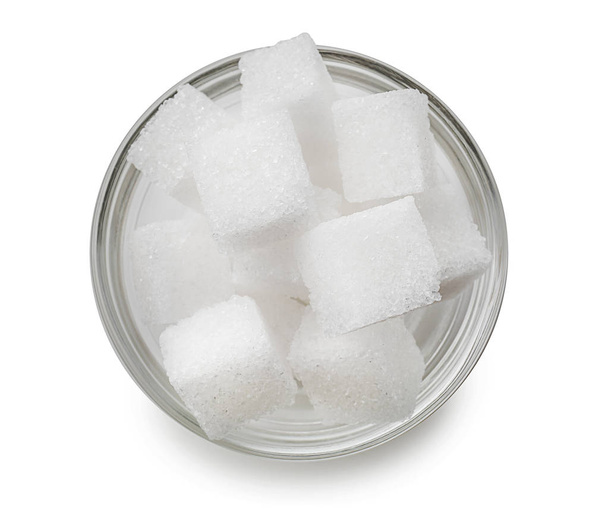 Ciotola con cubetti di zucchero raffinati su fondo bianco
 - Foto, immagini