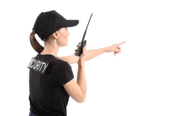 Vrouwelijke bewaker met draagbare radiozender op witte achtergrond - Foto, afbeelding