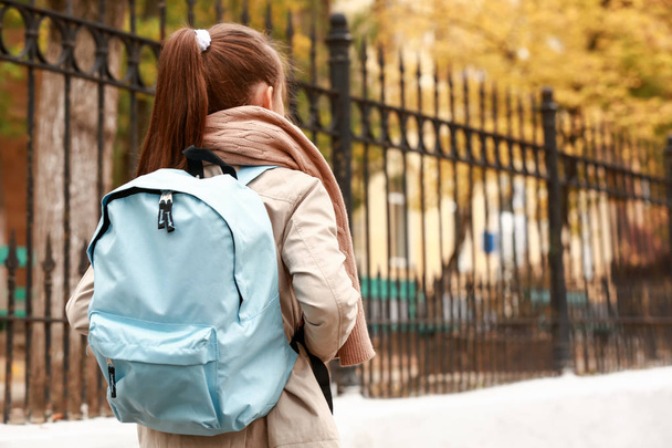 Χαριτωμένο κορίτσι με σακίδιο πηγαίνει στο σχολείο - Φωτογραφία, εικόνα