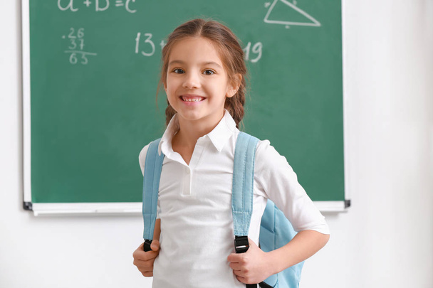 Χαριτωμένο κορίτσι με σακίδιο στην τάξη - Φωτογραφία, εικόνα
