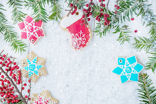 Noel kartı, sıçramak perde. Noel ağacı ve gingerbread hafif bir arka plan üzerinde. Yeni yıl kutlama ve Noel kavramı - Fotoğraf, Görsel