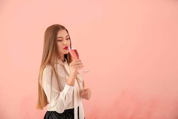 Belle jeune femme avec verre de champagne sur fond de couleur
 - Photo, image