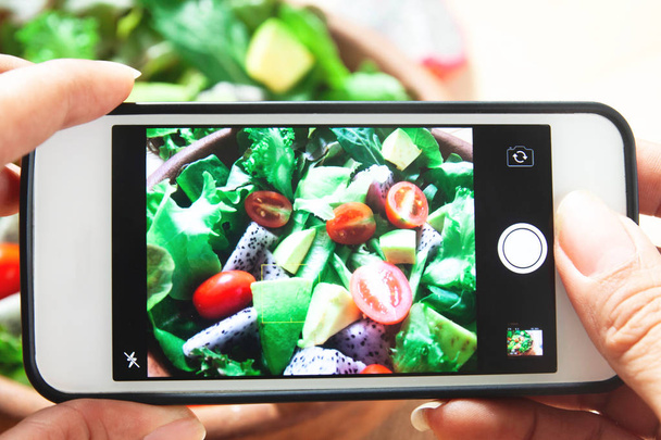 サラダ丼の携帯電話で写真を撮る女性手 - 写真・画像