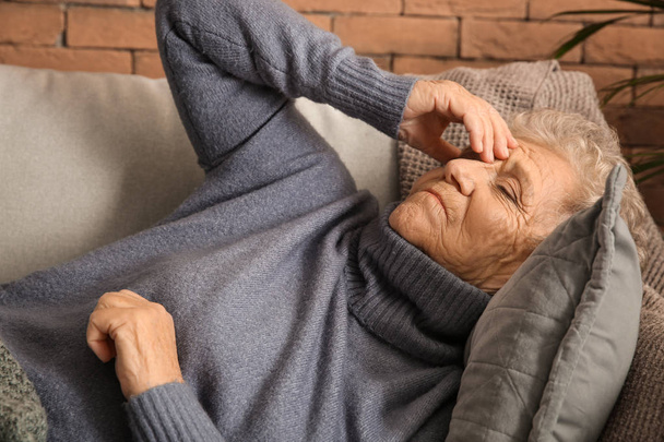 Senior woman suffering from headache at home - Foto, Imagen