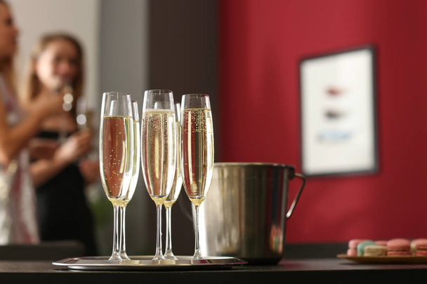 Copos de champanhe na mesa na festa
 - Foto, Imagem