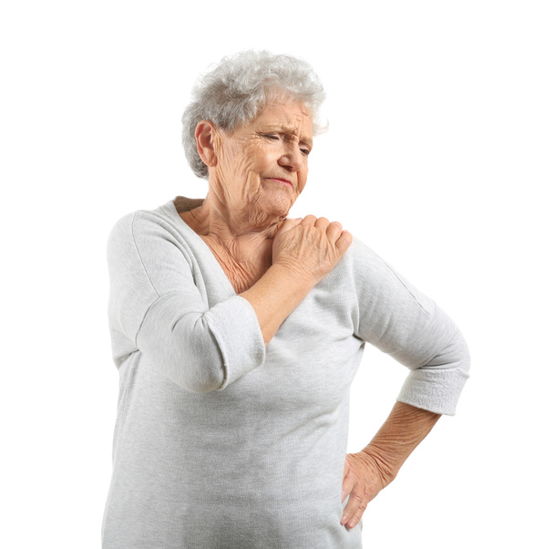 Mulher idosa que sofre de dor no ombro no fundo branco
 - Foto, Imagem