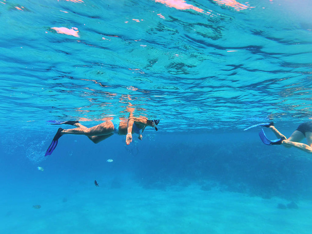 onderwater foto van vrouw in duikbril zwemmen in zwembad - Foto, afbeelding
