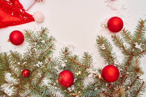 επιλεκτική εστίαση χριστουγεννιάτικα δώρα και όμορφη διακόσμηση σε φόντο - Φωτογραφία, εικόνα