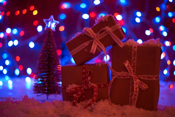 foco seletivo de presentes de Natal e bela decoração em segundo plano
 - Foto, Imagem