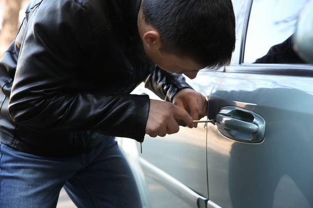 Hombre ladrón tratando de abrir el coche
 - Foto, Imagen