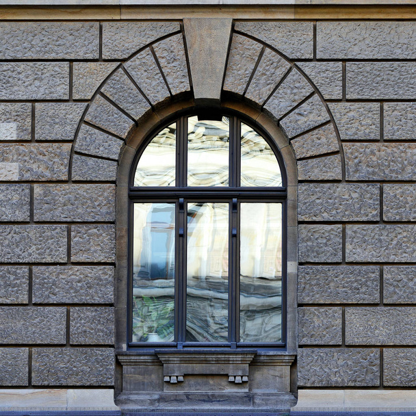 Вікно старовинною будівлею. Дрезден, Федеративна Республіка Німеччина 2018. - Фото, зображення