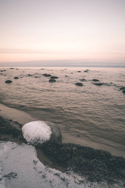 Fagyott hó-tenger partján, este - Fotó, kép