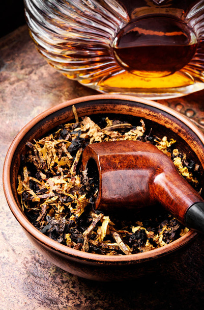 Glass of cognac and pipe with tobacco - Foto, immagini