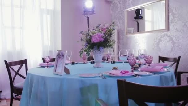 Dekoration des Saales und festliche Tische mit Geschirr für den Hochzeitsempfang - Filmmaterial, Video