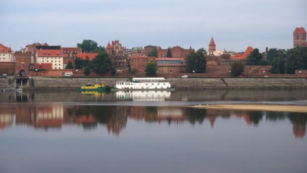 Panorama miasta Toruń nad brzegiem rzeki Wistula - Materiał filmowy, wideo